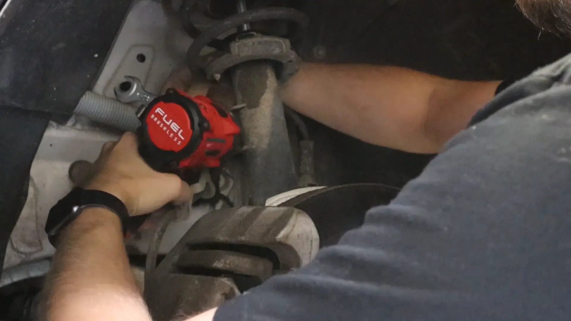 Removing sway bar end link